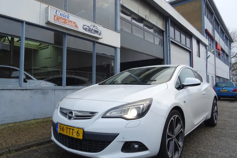 Opel Astra GTC (2012)