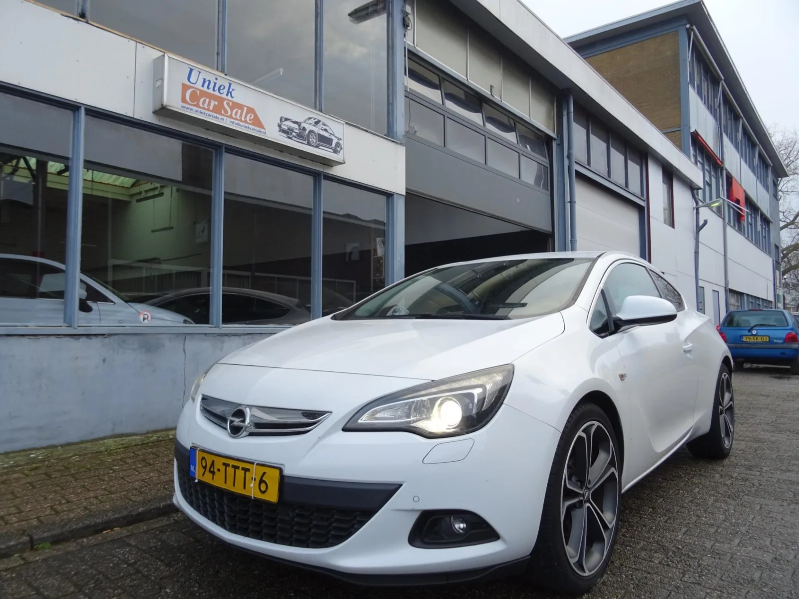 Opel Astra GTC (2012) — foto 1