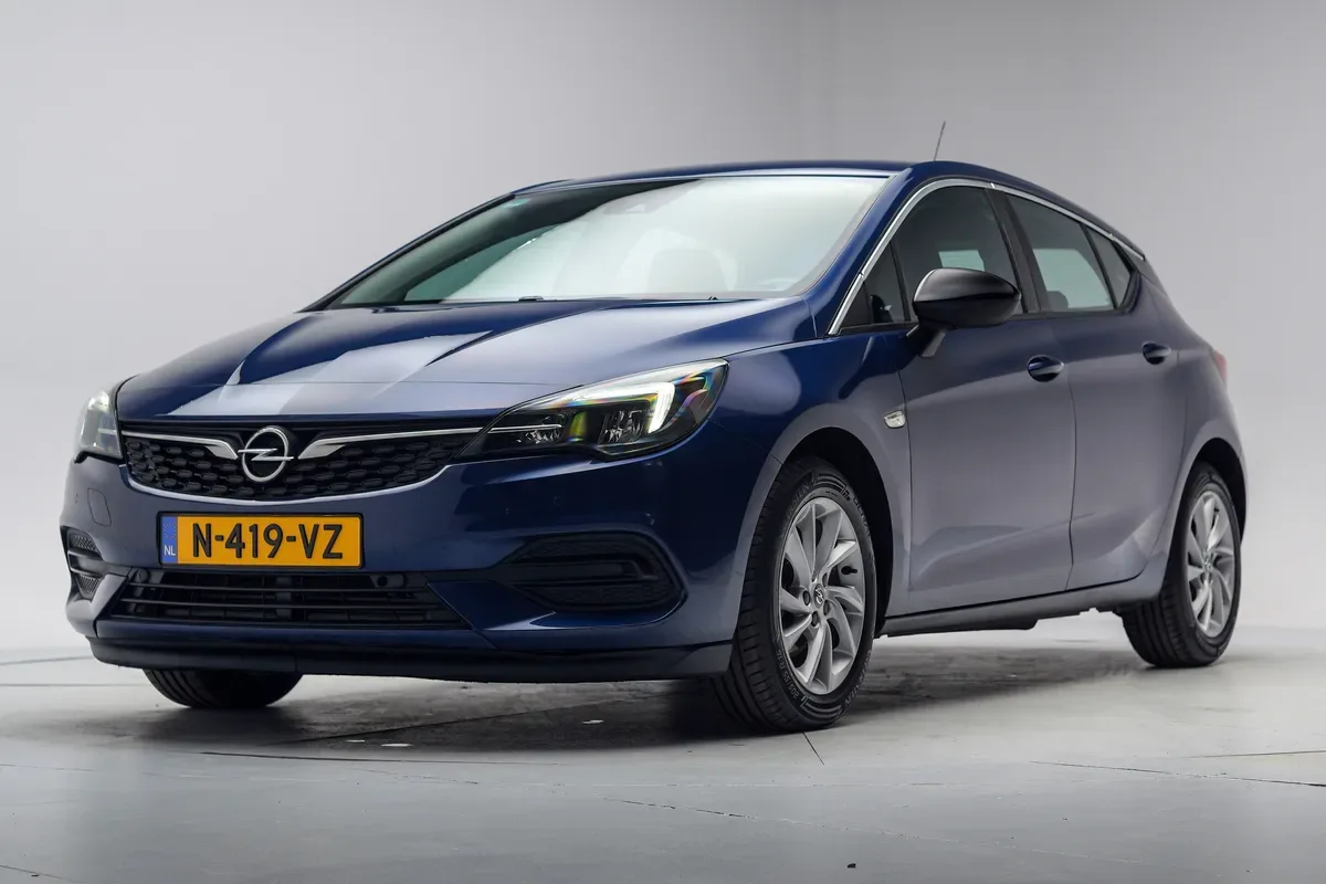 Opel Astra (2022) — foto 1