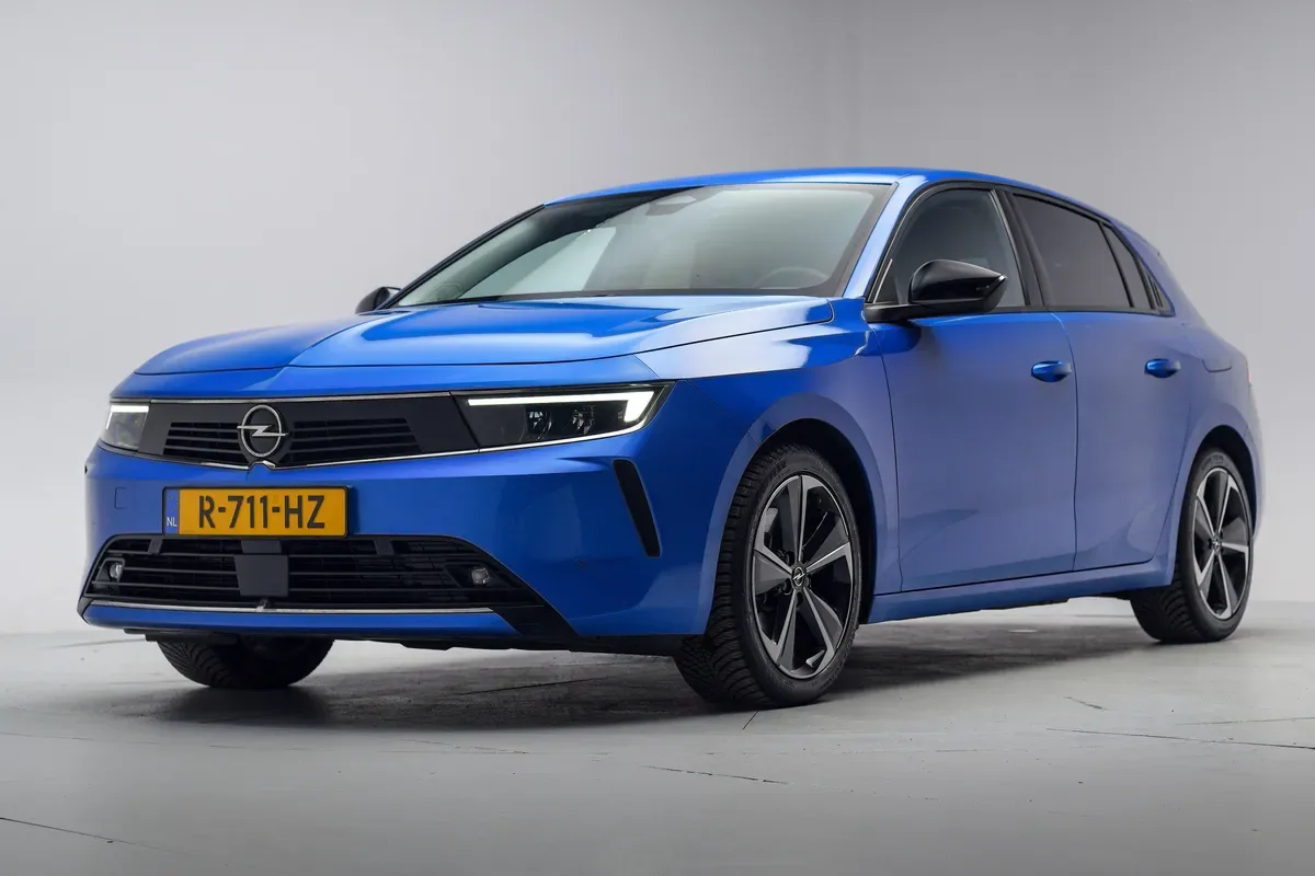 Opel Astra (2022) — foto 1