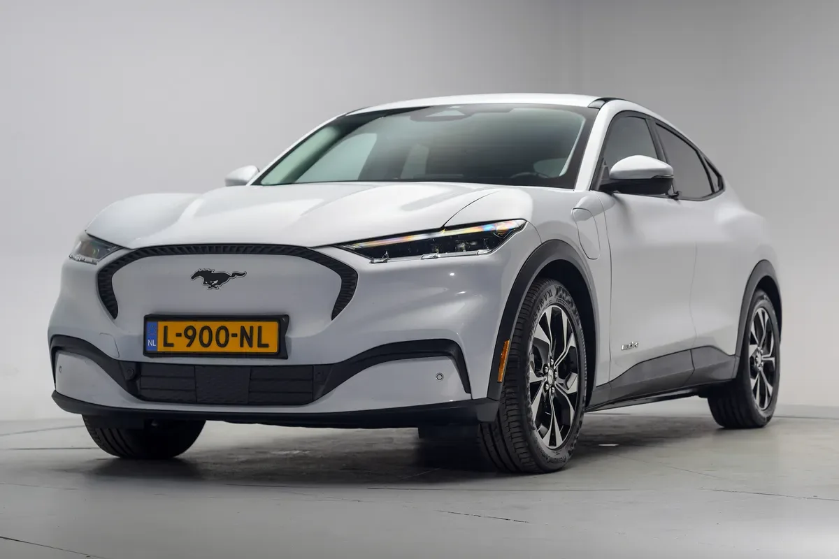 Ford Mustang Mach-E (2021) — foto 1
