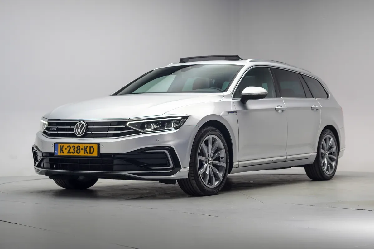 Volkswagen Passat (2021) — foto 1