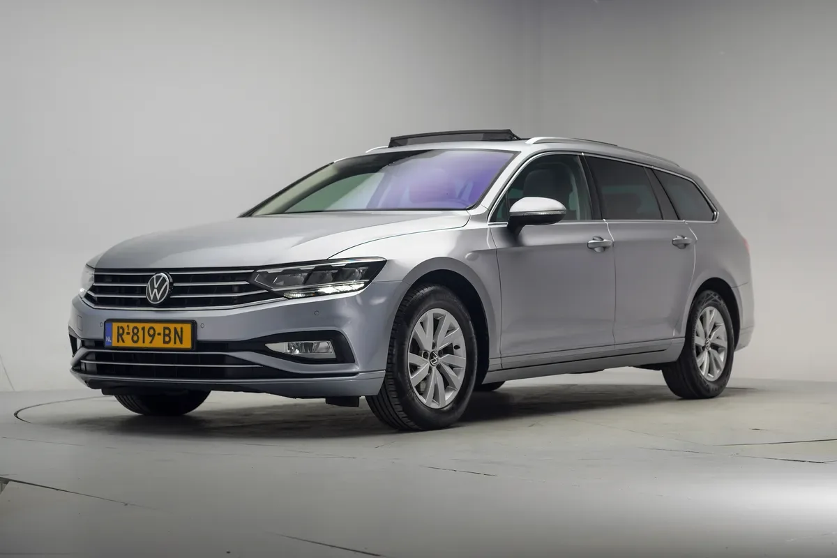 Volkswagen Passat (2022) — foto 1
