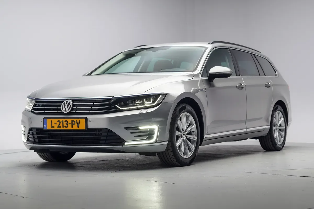 Volkswagen Passat (2017) — foto 1