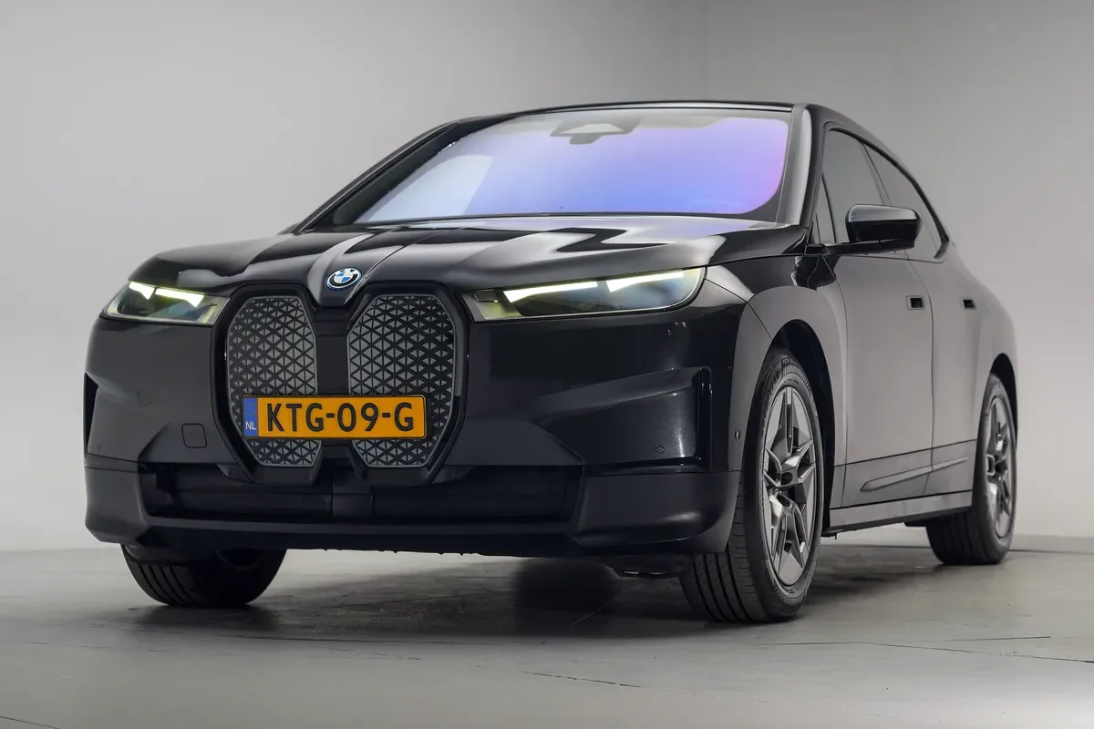 BMW iX (2022) — foto 1