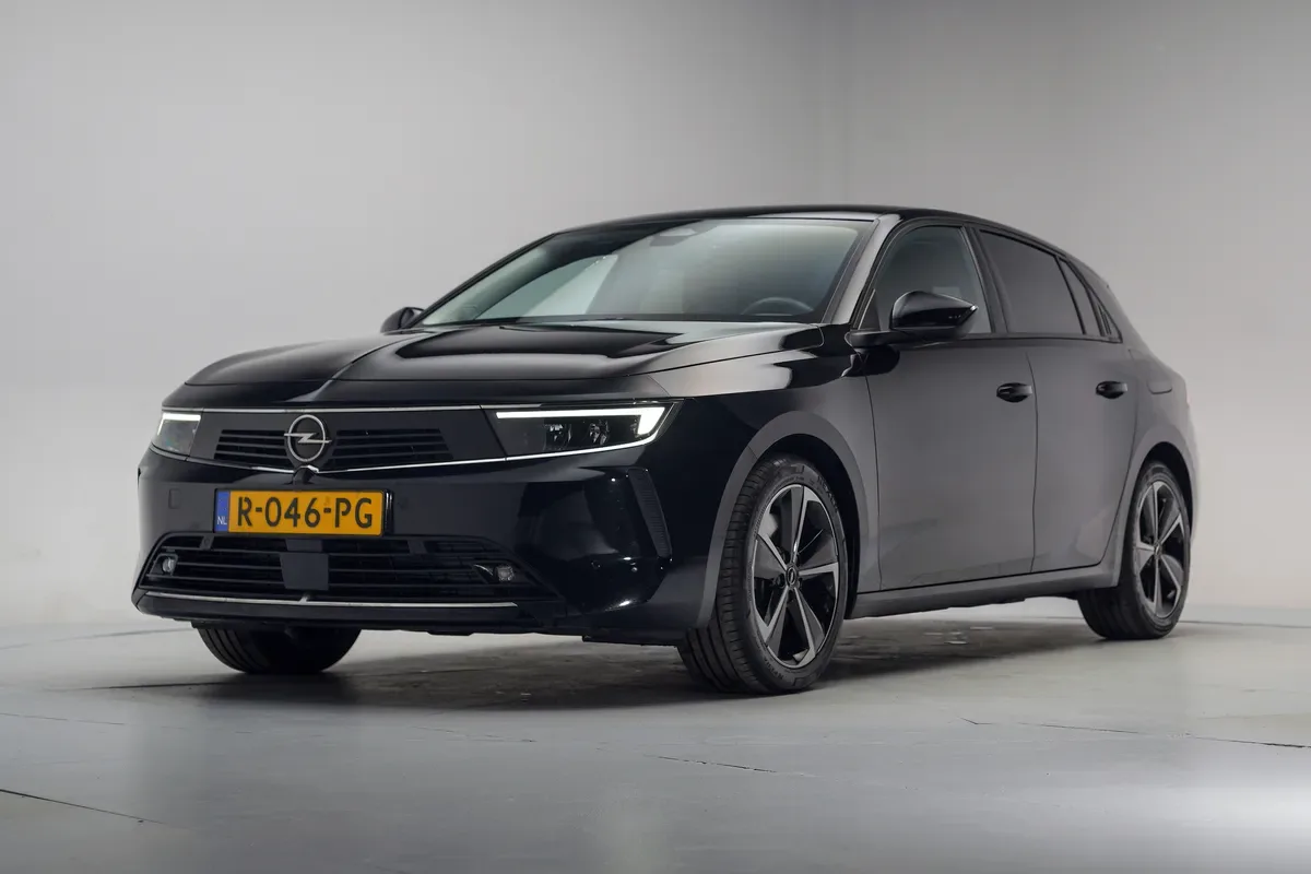 Opel Astra (2022) — foto 1