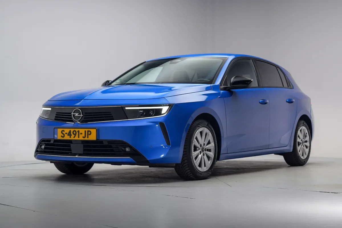 Opel Astra (2023) — foto 1