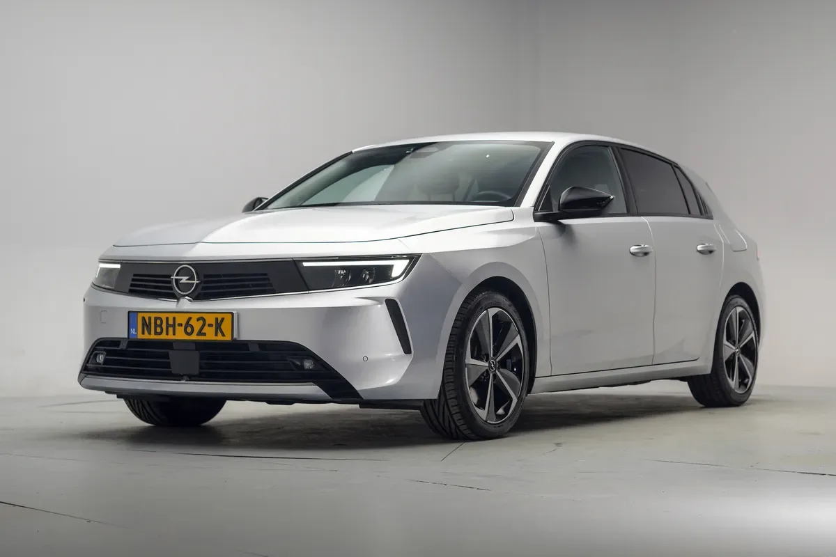 Opel Astra (2023) — foto 1