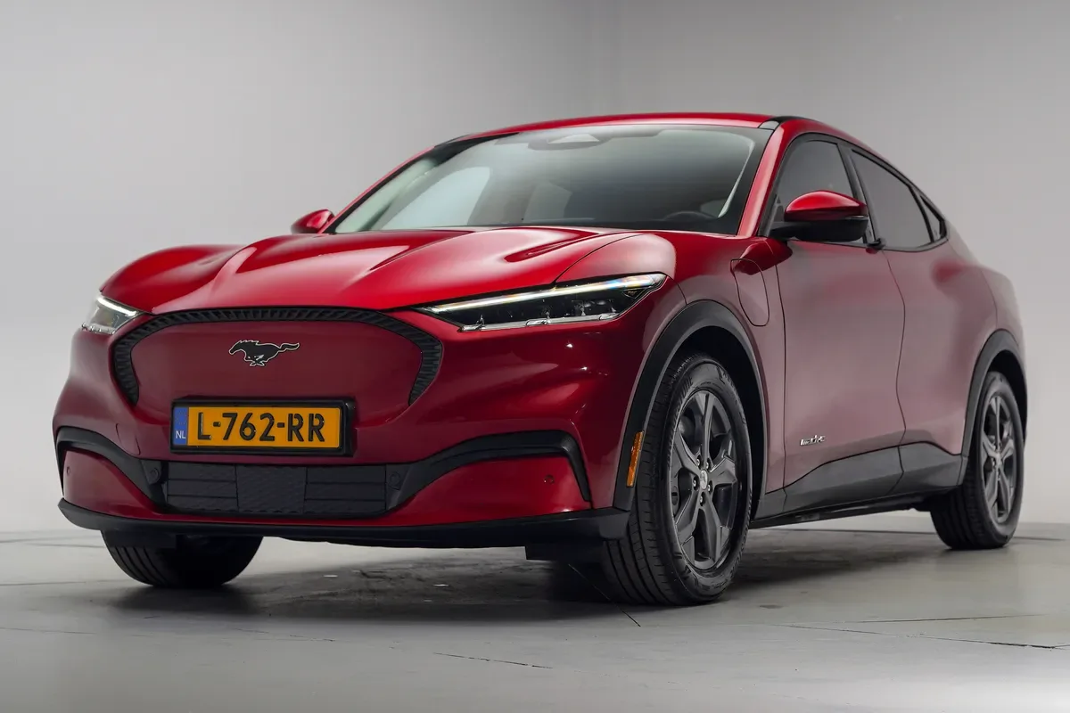 Ford Mustang Mach-E (2021) — foto 1