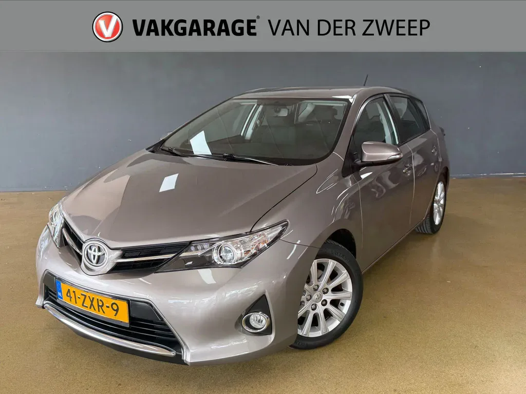 Toyota Auris (2013) — foto 1
