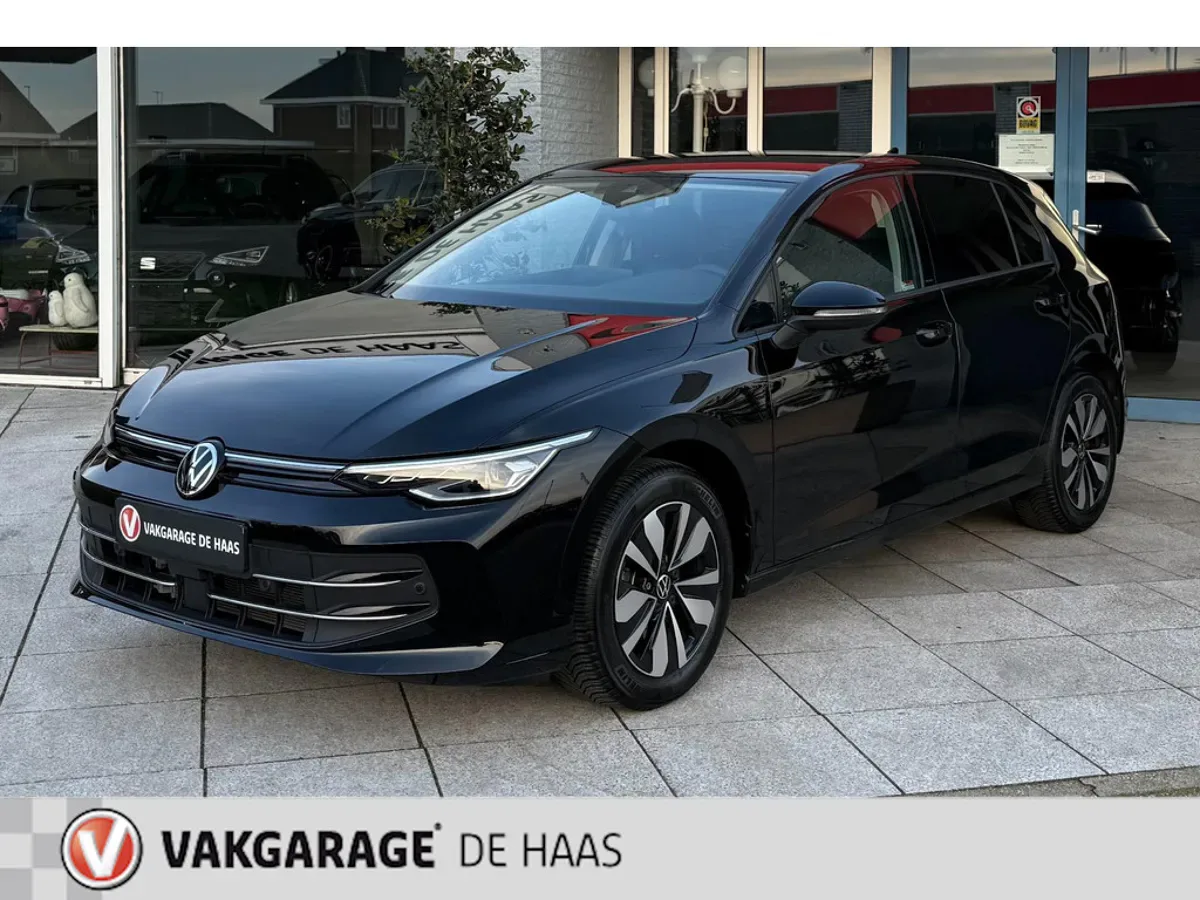 Volkswagen Golf (2024) — foto 1