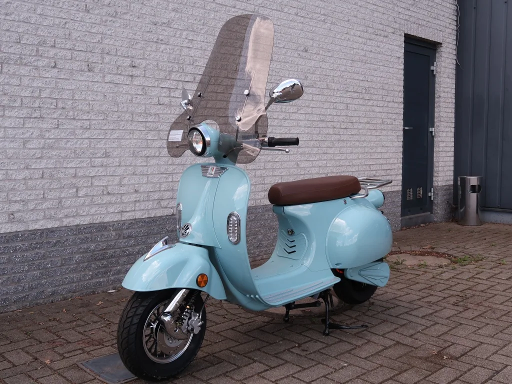 Etalian Retro (2024) — foto 1