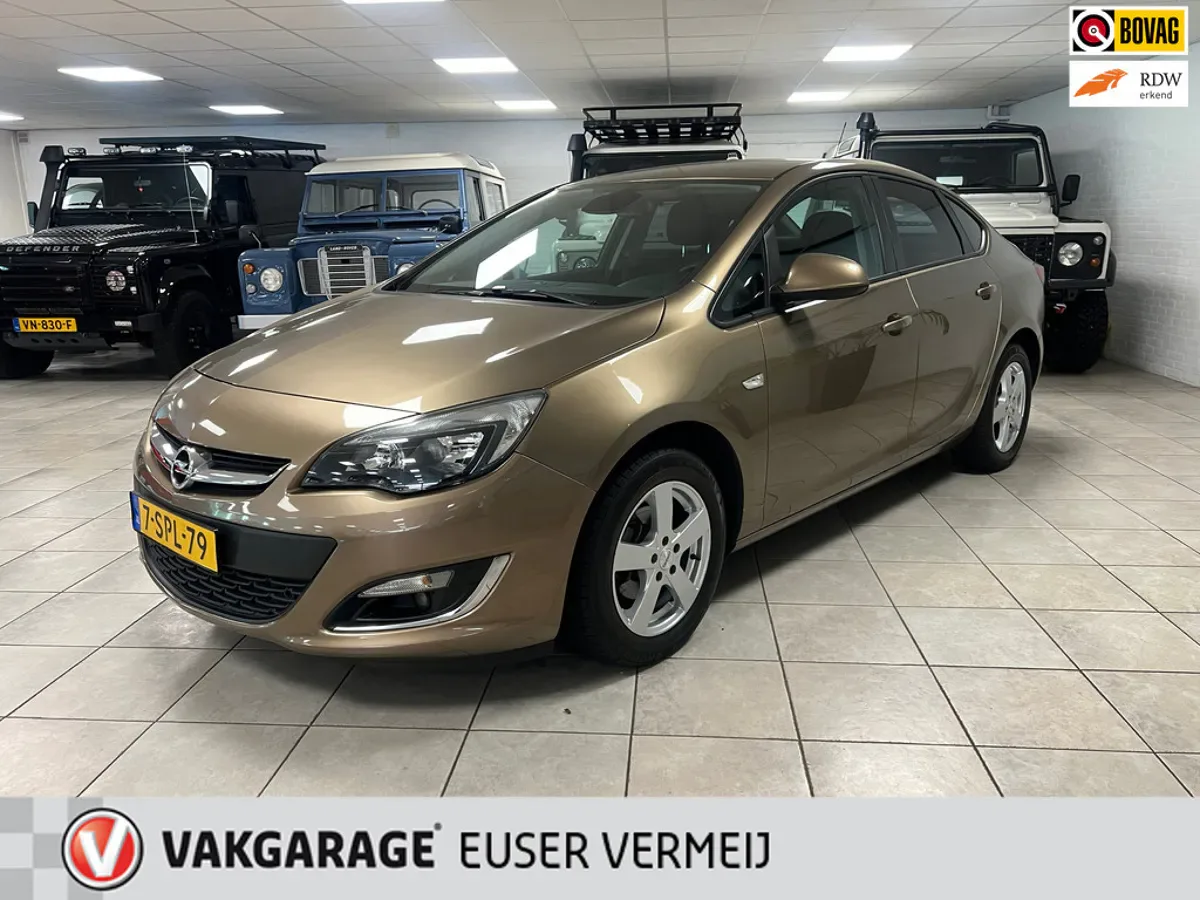 Opel Astra (2013) — foto 1