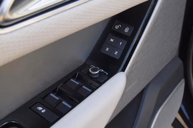 Land Rover Range Rover Velar (2018) thumbnail 30