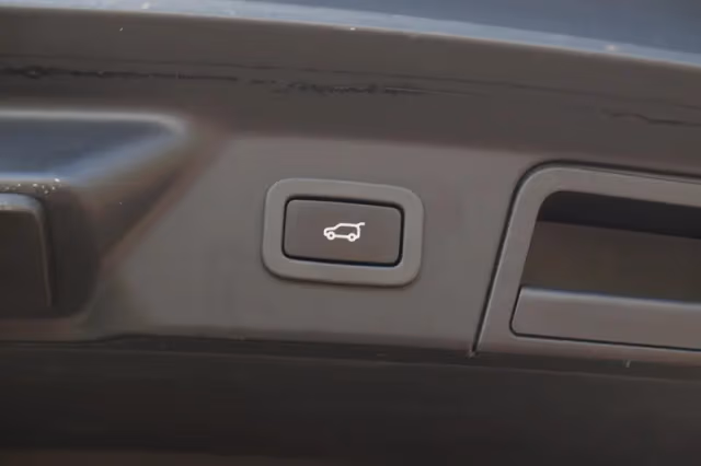 Land Rover Range Rover Velar (2018) thumbnail 37