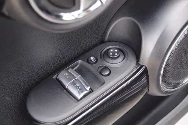 MINI Cooper (2015) thumbnail 29