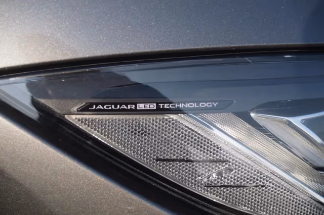 Jaguar I-Pace (2018) thumbnail 15