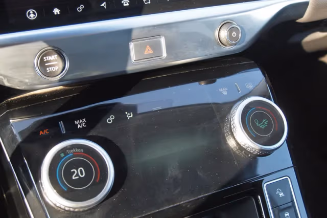 Jaguar I-Pace (2018) thumbnail 25