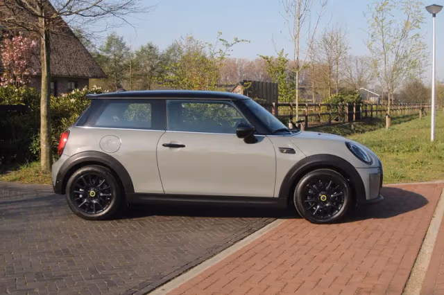 MINI Electric (2022) thumbnail 11