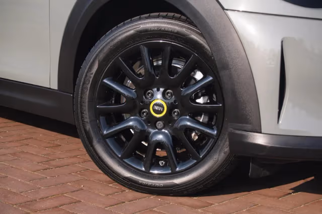 MINI Electric (2022) thumbnail 12