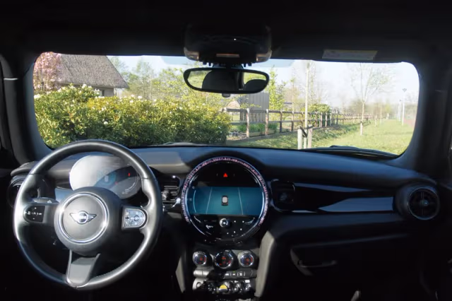 MINI Electric (2022) thumbnail 16