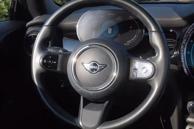 MINI Electric (2022) thumbnail 17