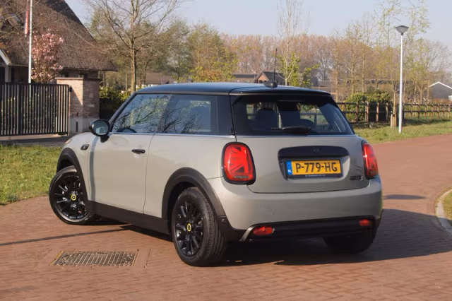 MINI Electric (2022) thumbnail 3