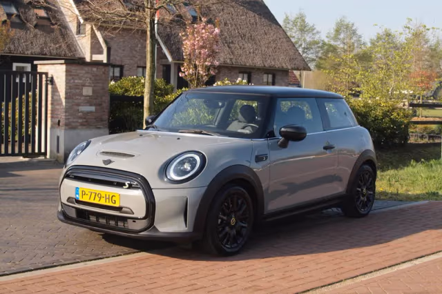 MINI Electric (2022) thumbnail 6