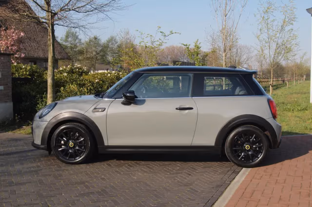 MINI Electric (2022) thumbnail 7