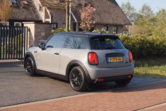 MINI Electric (2022) thumbnail 8