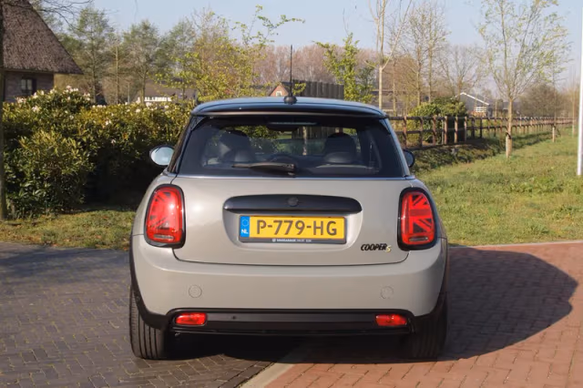 MINI Electric (2022) thumbnail 9