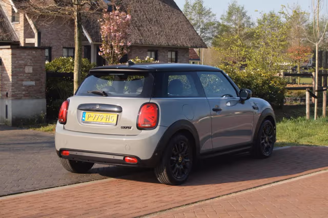 MINI Electric (2022) thumbnail 10