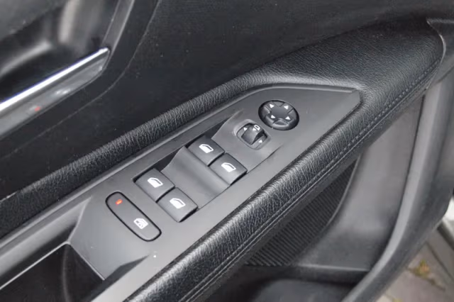 Peugeot 3008 (2019) thumbnail 28