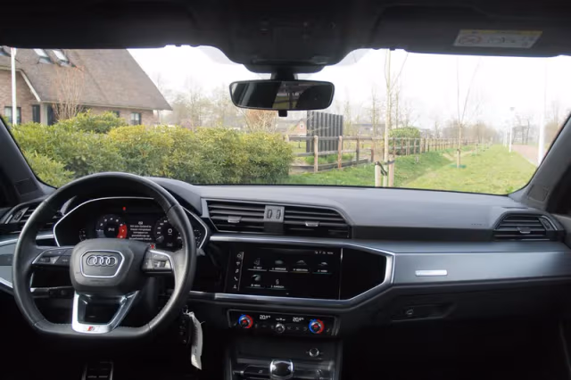 Audi Q3 (2019) thumbnail 17