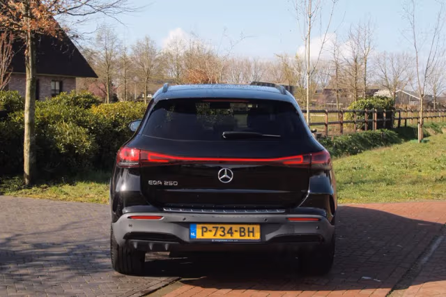 Mercedes-Benz EQA (2022) thumbnail 2