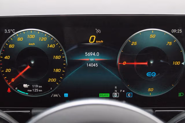 Mercedes-Benz EQA (2022) thumbnail 11