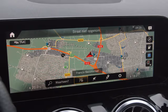 Mercedes-Benz EQA (2022) thumbnail 13