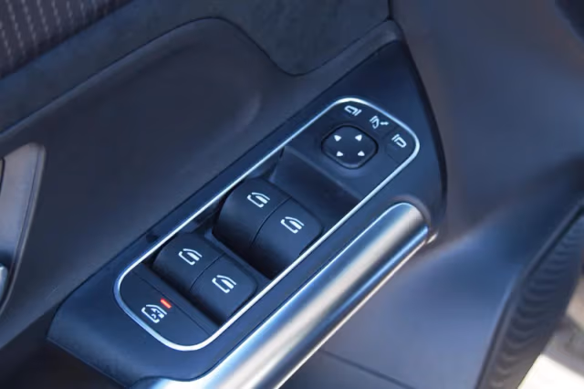 Mercedes-Benz EQA (2022) thumbnail 17