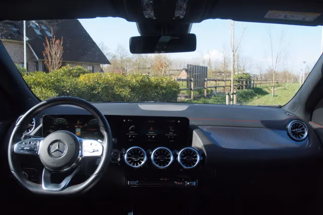 Mercedes-Benz EQA (2022) thumbnail 8