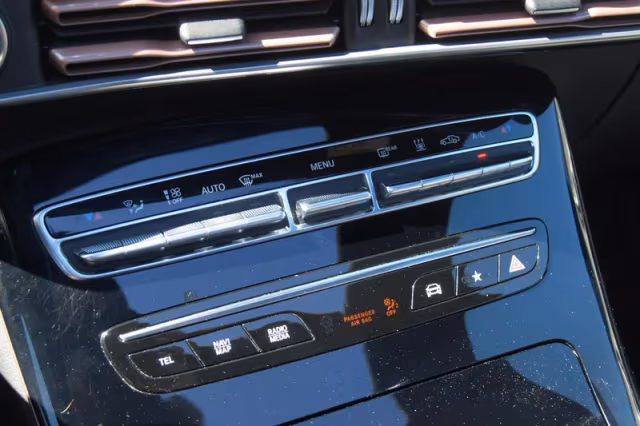 Mercedes-Benz EQC (2020) thumbnail 24