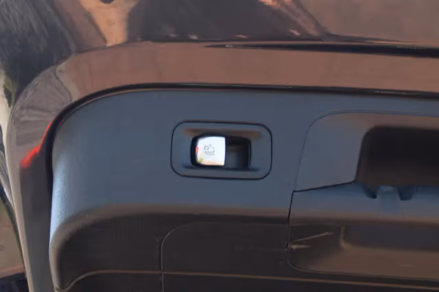 Mercedes-Benz EQC (2020) thumbnail 32