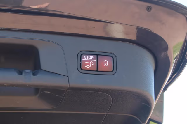 Mercedes-Benz EQC (2020) thumbnail 33
