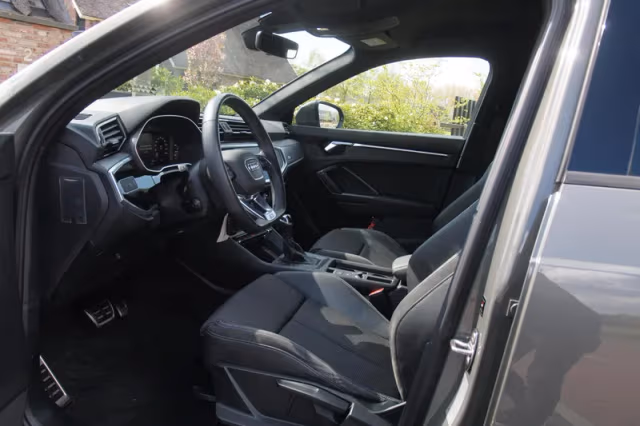 Audi Q3 (2021) thumbnail 5