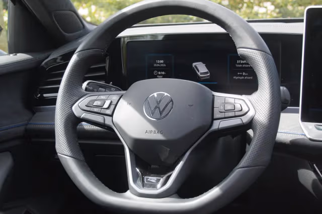 Volkswagen Passat (2024) thumbnail 23