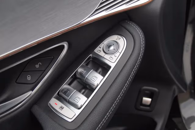 Mercedes-Benz EQC (2020) thumbnail 28