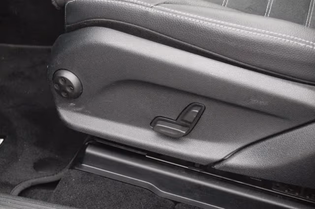 Mercedes-Benz EQC (2020) thumbnail 30