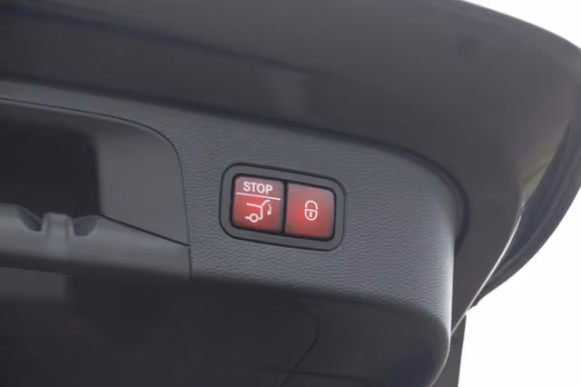 Mercedes-Benz EQC (2020) thumbnail 34