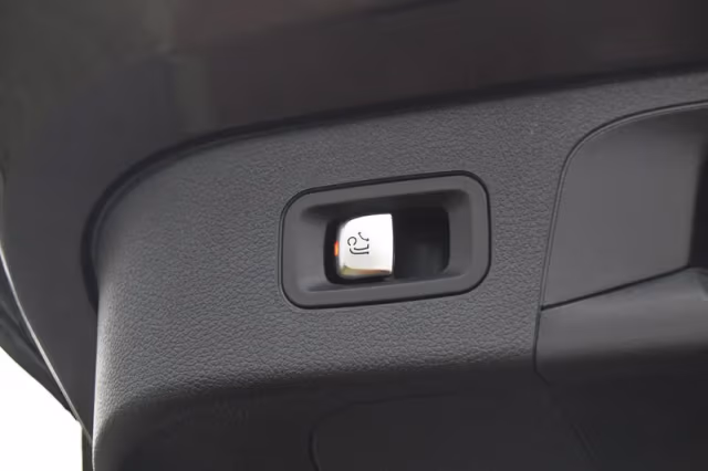 Mercedes-Benz EQC (2020) thumbnail 35