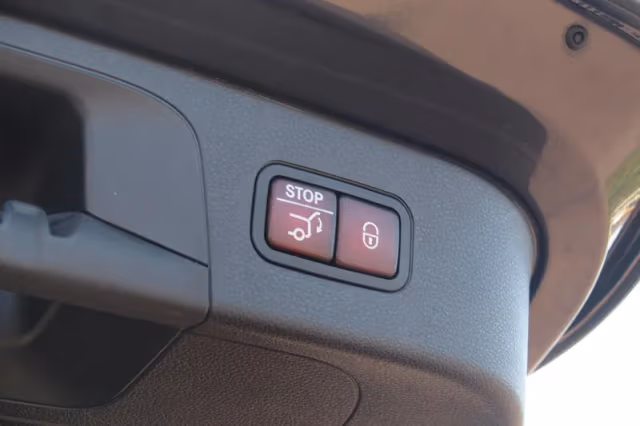 Mercedes-Benz EQC (2020) thumbnail 28