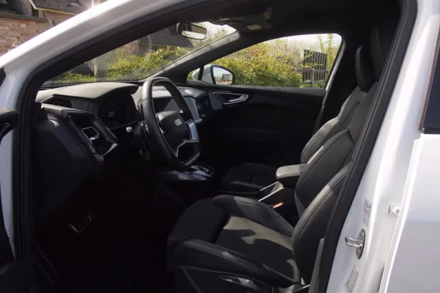 Audi Q4 e-tron (2021) thumbnail 5